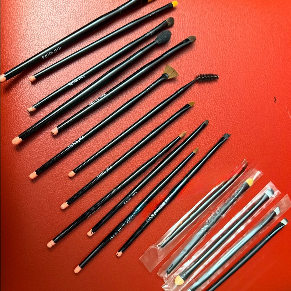 Black Makeup Brush Set with makeup bag, stainless steel palette and spatula